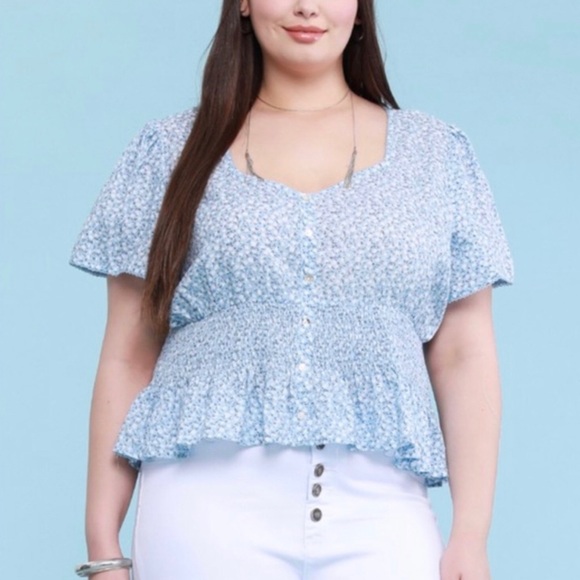 NWT Smocked Dainty Floral Flutter Sleeve Top Plus Sizes - Picture 2 of 10